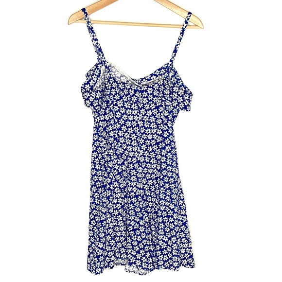 🌵Nicole Elizabeth Blue and White Floral Romper - Picture 2 of 3